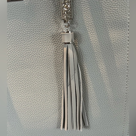 DAVID JONES Vegan leather tote bag in light grey. - Picture 4 of 9